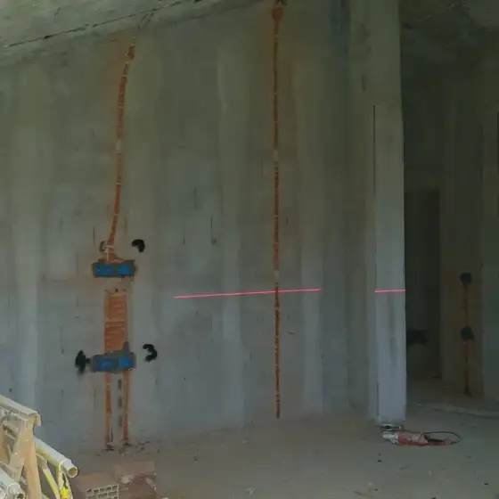Tuba dhe kabllo elektrikë të shtruar në ambient në ndërtim