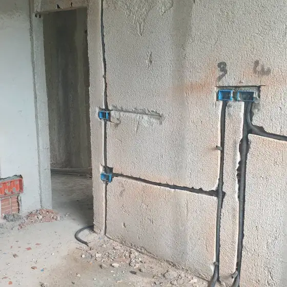 Tuba dhe kabllo elektrikë të shtruar në ambient në ndërtim