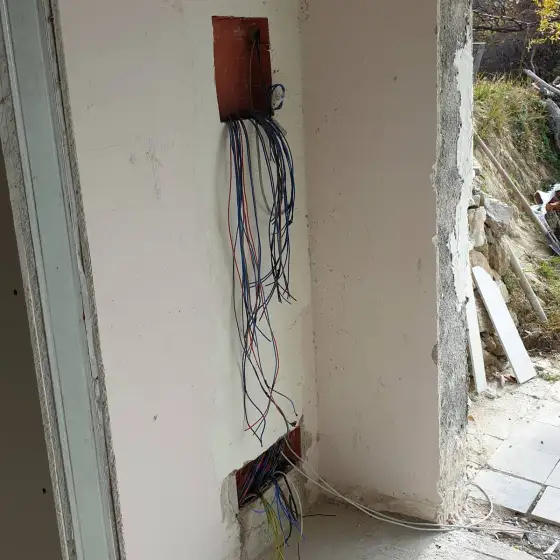 Kabllo dhe tuba elektrikë të vendosur në ndërtesë, para mbylljes së mureve ose dyshemesë