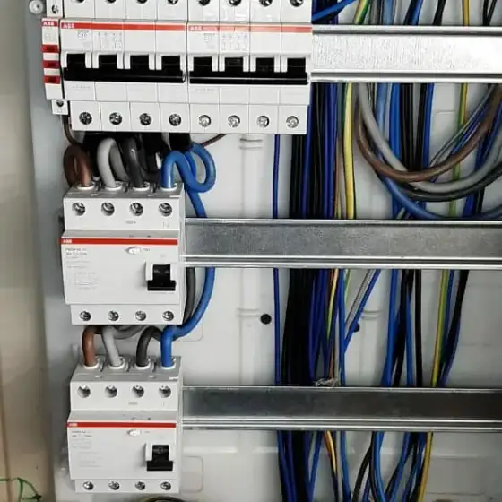 Panel elektrik me siguresa dhe pajisje mbrojtjeje