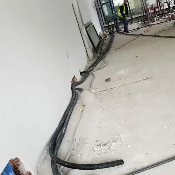 Kabllo dhe tuba elektrikë të vendosur në ndërtesë, para mbylljes së mureve ose dyshemesë