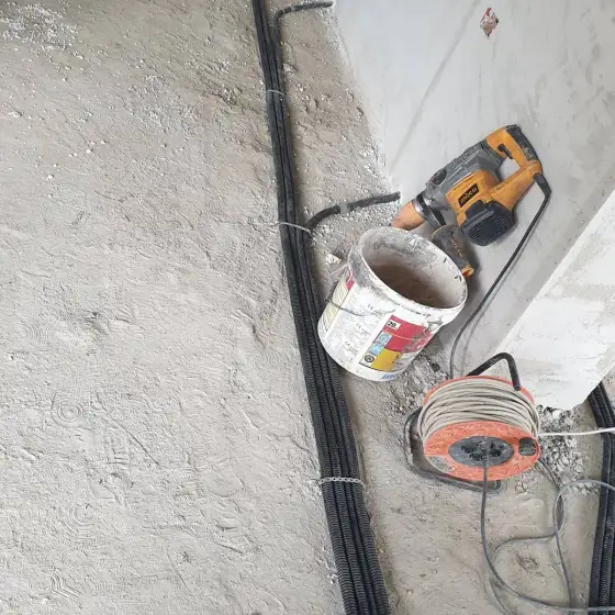 Tuba dhe kabllo elektrikë të shtruar në ambient në ndërtim