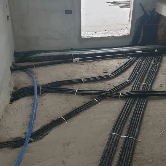 Tuba dhe kabllo elektrikë të shtruar në ambient në ndërtim