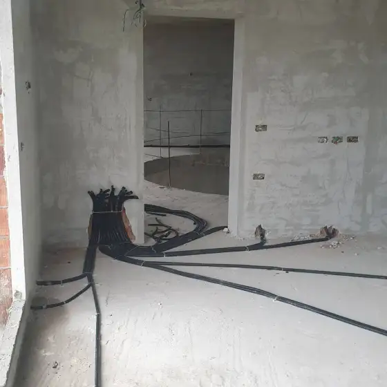 Kabllo dhe tuba elektrikë të vendosur në ndërtesë, para mbylljes së mureve ose dyshemesë