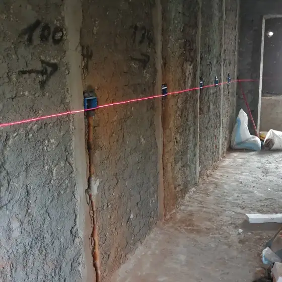 Tuba dhe kabllo elektrikë të shtruar në ambient në ndërtim