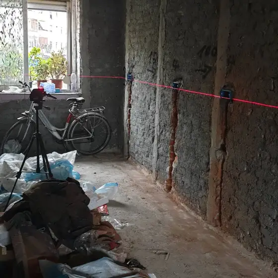 Kabllo dhe tuba elektrikë të vendosur në ndërtesë, para mbylljes së mureve ose dyshemesë