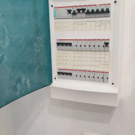 Panel elektrik me siguresa dhe pajisje mbrojtjeje