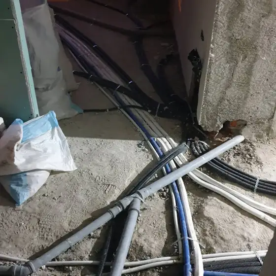 Kabllo dhe tuba elektrikë të vendosur në ndërtesë, para mbylljes së mureve ose dyshemesë
