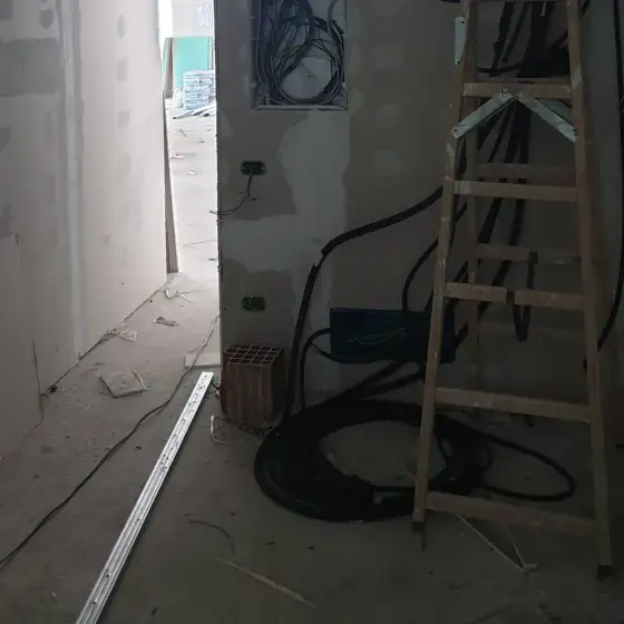 Kabllo dhe tuba elektrikë të vendosur në ndërtesë, para mbylljes së mureve ose dyshemesë