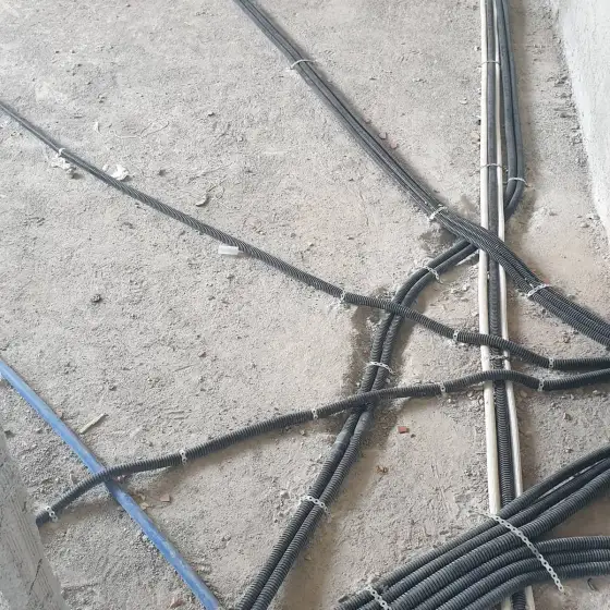 Tuba dhe kabllo elektrikë të shtruar në ambient në ndërtim