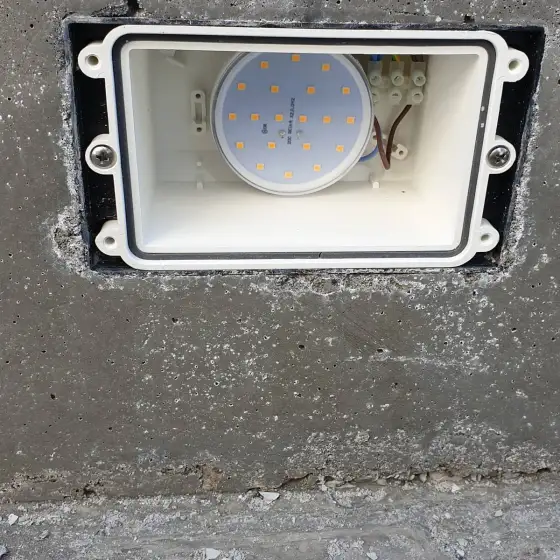 Kabllo dhe tuba elektrikë të vendosur në ndërtesë, para mbylljes së mureve ose dyshemesë