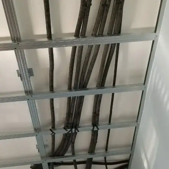 Kabllo dhe tuba elektrikë të vendosur në ndërtesë, para mbylljes së mureve ose dyshemesë