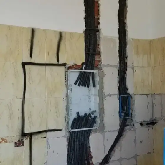 Kabllo dhe tuba elektrikë të vendosur në ndërtesë, para mbylljes së mureve ose dyshemesë