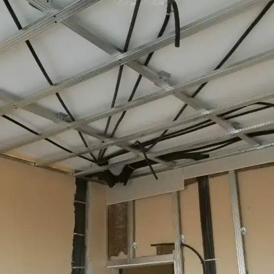Tuba dhe kabllo elektrikë të shtruar në ambient në ndërtim