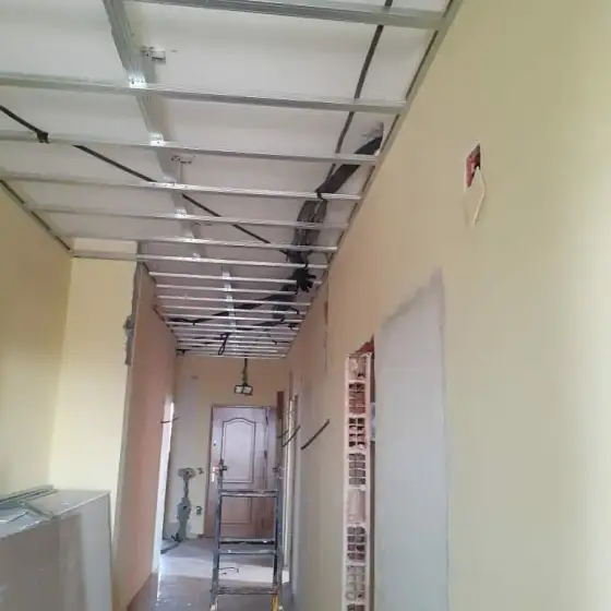 Tuba dhe kabllo elektrikë të shtruar në ambient në ndërtim