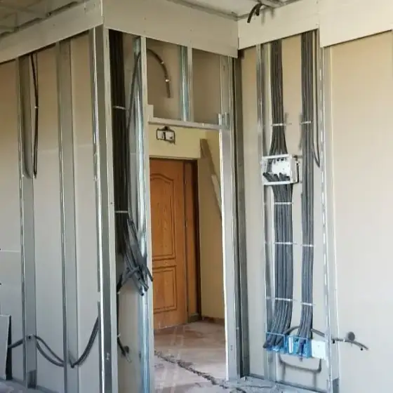Kabllo dhe tuba elektrikë të vendosur në ndërtesë, para mbylljes së mureve ose dyshemesë