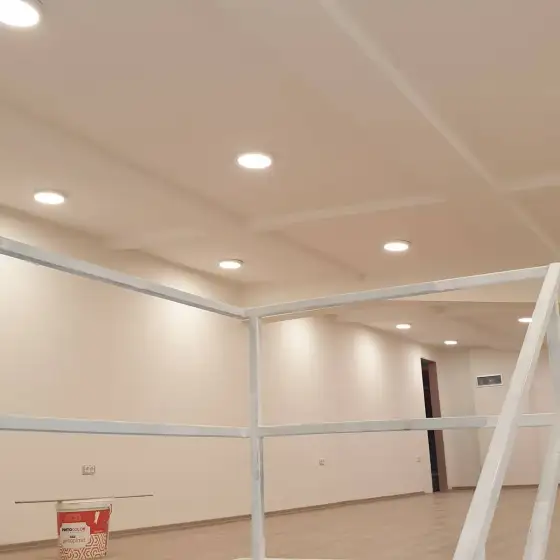 Ndriçim në tavan ose mur në një ambient të brendshëm të ndriçuar