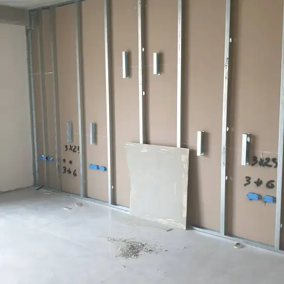 Tuba dhe kabllo elektrikë të shtruar në ambient në ndërtim