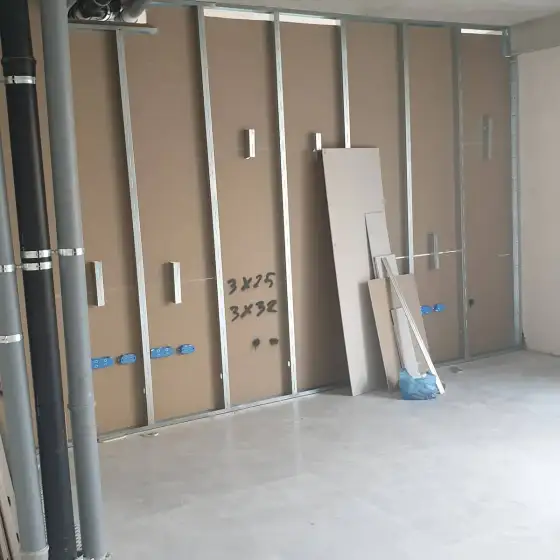 Kabllo dhe tuba elektrikë të vendosur në ndërtesë, para mbylljes së mureve ose dyshemesë