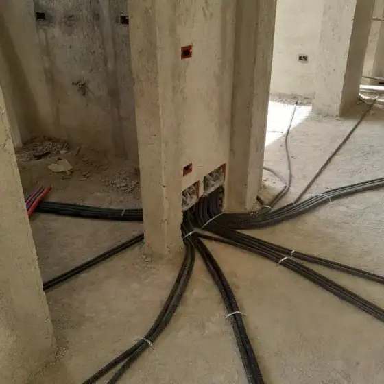 Tuba dhe kabllo elektrikë të shtruar në ambient në ndërtim