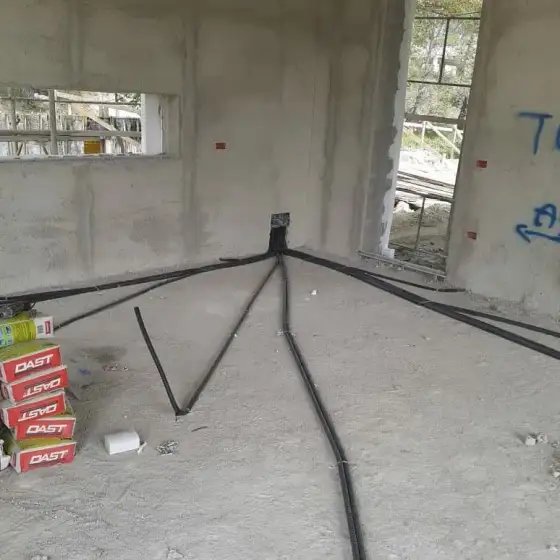 Tuba dhe kabllo elektrikë të shtruar në ambient në ndërtim