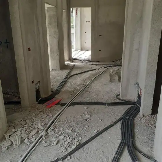 Tuba dhe kabllo elektrikë të shtruar në ambient në ndërtim