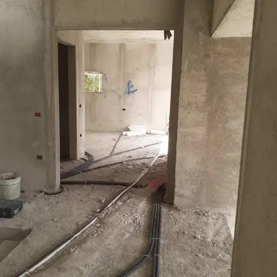 Tuba dhe kabllo elektrikë të shtruar në ambient në ndërtim