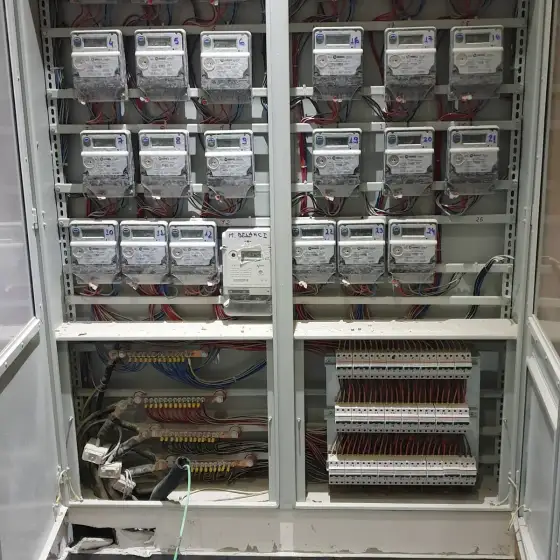 Panel elektrik me siguresa dhe pajisje mbrojtjeje