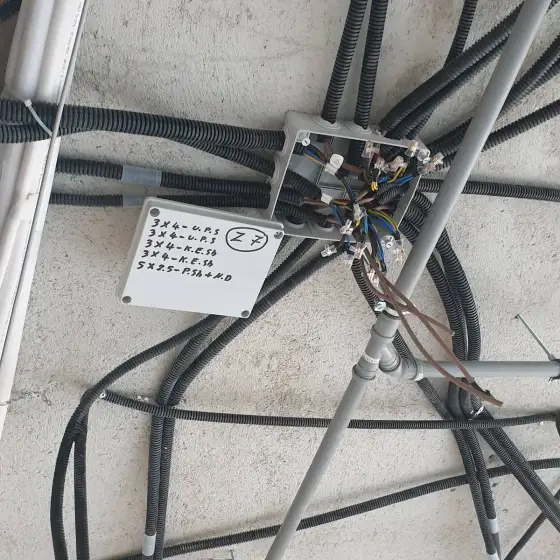 Kabllo dhe tuba elektrikë të vendosur në ndërtesë, para mbylljes së mureve ose dyshemesë