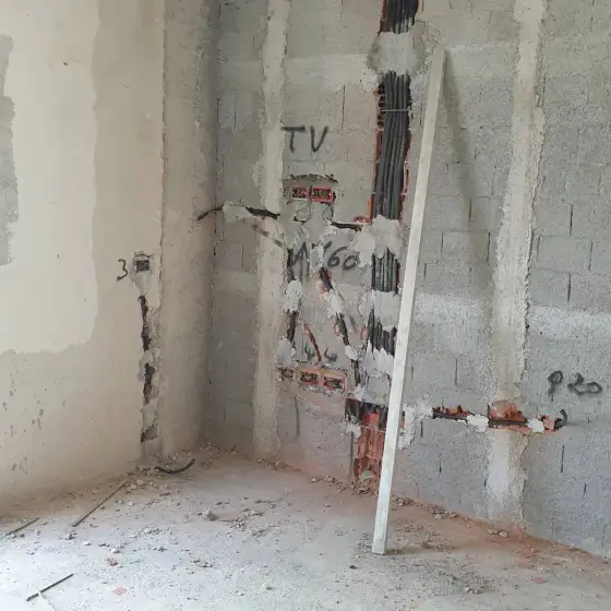 Tuba dhe kabllo elektrikë të shtruar në ambient në ndërtim