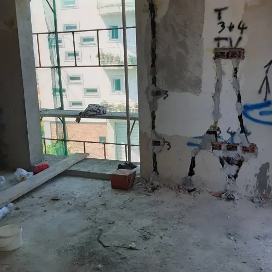 Kabllo dhe tuba elektrikë të vendosur në ndërtesë, para mbylljes së mureve ose dyshemesë