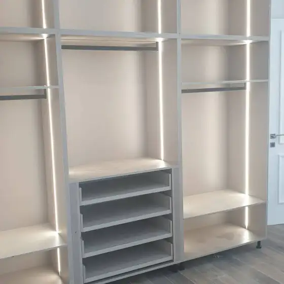 Ndriçim në tavan ose mur në një ambient të brendshëm të ndriçuar