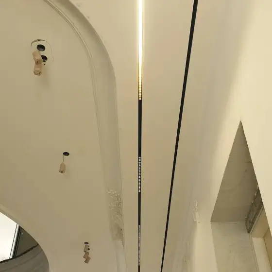 Ndriçim në tavan ose mur në një ambient të brendshëm të ndriçuar