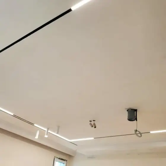 Ndriçim në tavan ose mur në një ambient të brendshëm të ndriçuar
