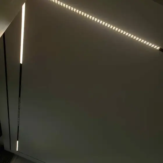 Ndriçim i ndezur në një ambient të errët
