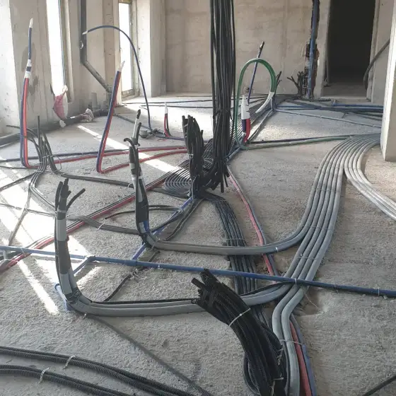 Kabllo dhe tuba elektrikë të vendosur në ndërtesë, para mbylljes së mureve ose dyshemesë
