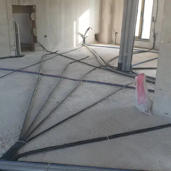 Tuba dhe kabllo elektrikë të shtruar në ambient në ndërtim
