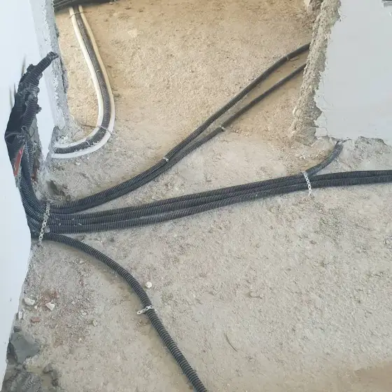 Tuba dhe kabllo elektrikë të shtruar në ambient në ndërtim