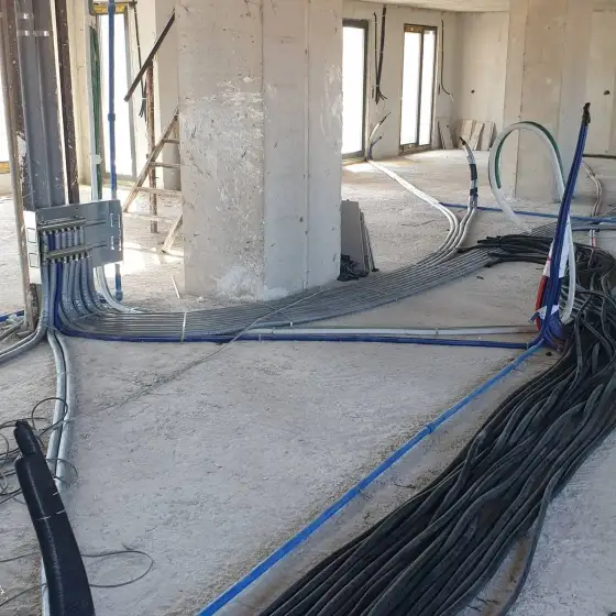 Kabllo dhe tuba elektrikë të vendosur në ndërtesë, para mbylljes së mureve ose dyshemesë