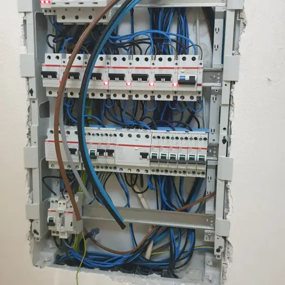 Panel elektrik me siguresa dhe pajisje mbrojtjeje