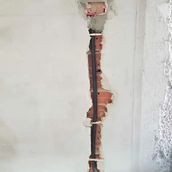 Tuba dhe kabllo elektrikë të shtruar në ambient në ndërtim