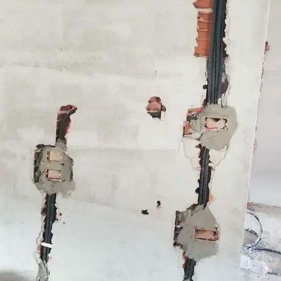 Tuba dhe kabllo elektrikë të shtruar në ambient në ndërtim
