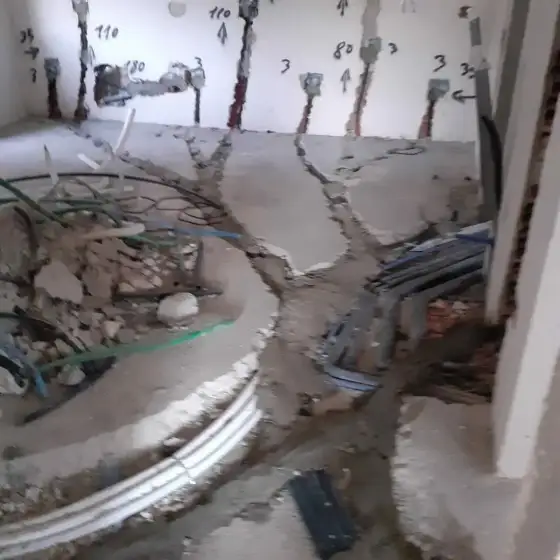 Kabllo dhe tuba elektrikë të vendosur në ndërtesë, para mbylljes së mureve ose dyshemesë
