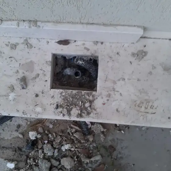Kabllo dhe tuba elektrikë të vendosur në ndërtesë, para mbylljes së mureve ose dyshemesë
