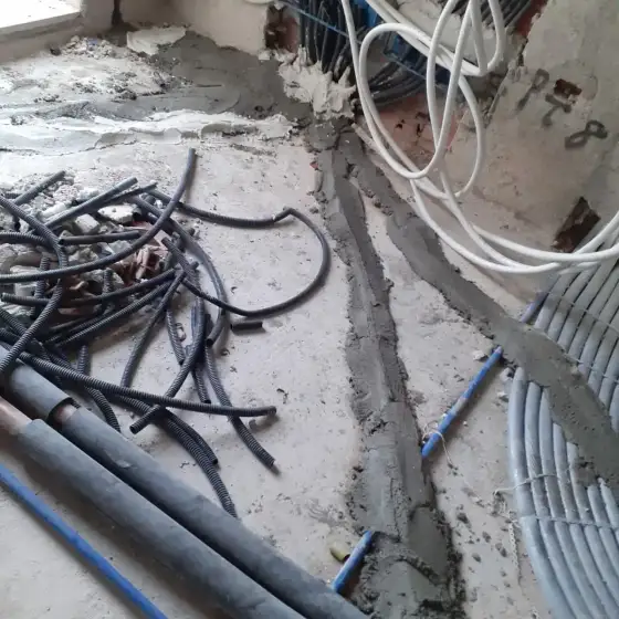 Kabllo dhe tuba elektrikë të vendosur në ndërtesë, para mbylljes së mureve ose dyshemesë
