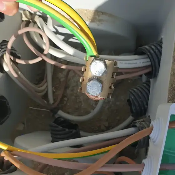 Kabllo dhe tuba elektrikë të vendosur në ndërtesë, para mbylljes së mureve ose dyshemesë