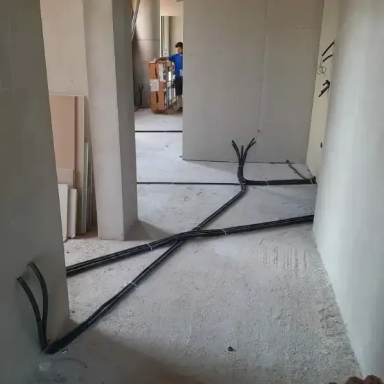 Tuba dhe kabllo elektrikë të shtruar në ambient në ndërtim