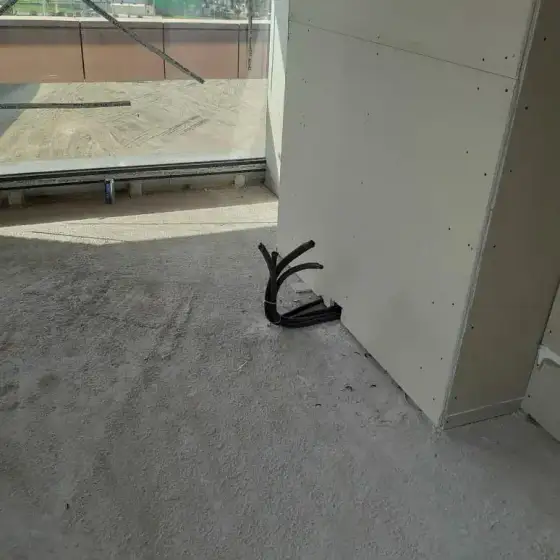 Tuba dhe kabllo elektrikë të shtruar në ambient në ndërtim