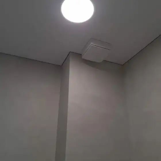 Ndriçim i montuar në një ambient të brendshëm