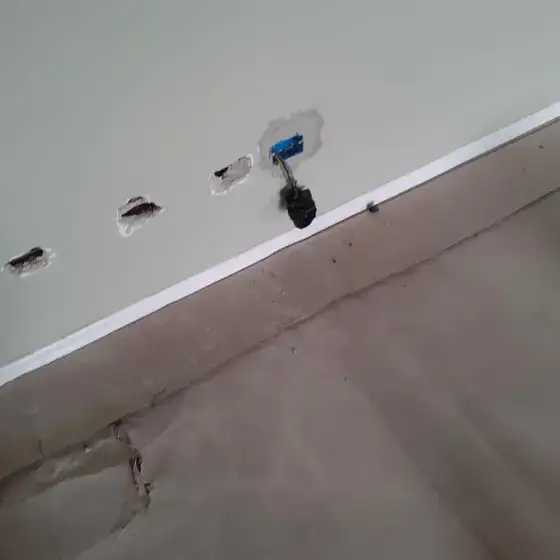 Tuba dhe kabllo elektrikë të shtruar në ambient në ndërtim